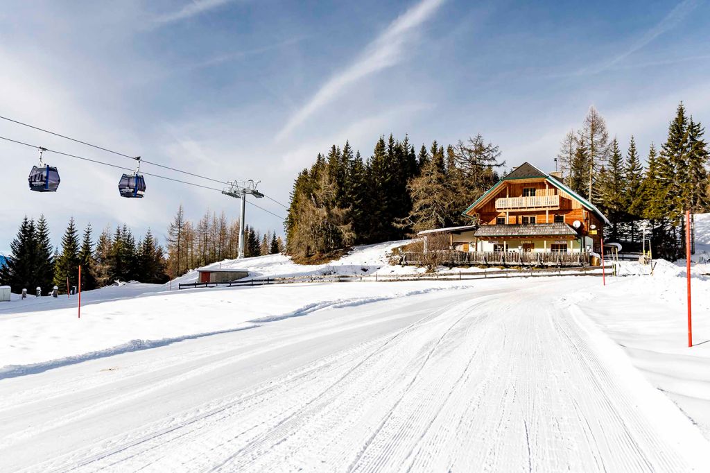 Greben10 Gondelbahn - Die Bergstation der Gondelbahn liegt knapp oberhalb des Grebenzenhauses. - © Mediahome Werbeagentur Greben10 Gondelbahn - Die Bergstation der Gondelbahn liegt knapp oberhalb des Grebenzenhauses. - © Mediahome Werbeagentur