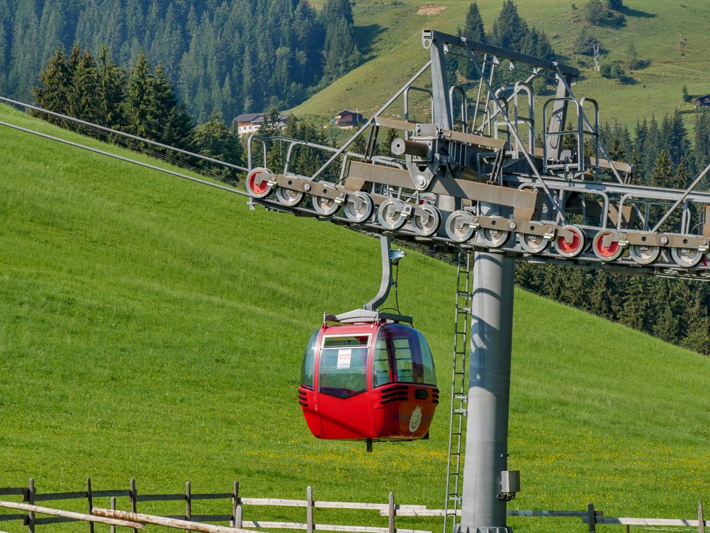 Gondelbahn Hohe Salve - Die auffallend roten Kabinen sind für 8 Personen ausgelegt. - © alpintreff.de / christian schön Gondelbahn Hohe Salve - Die auffallend roten Kabinen sind für 8 Personen ausgelegt. - © alpintreff.de / christian schön