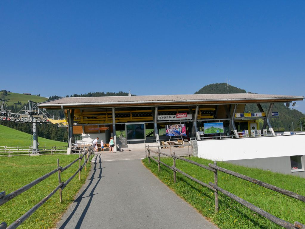 Talstation Gondelbahn Hohe Salve - Weiter zum Gipfel führt dann die Gondelbahn Hohe Salve. - © alpintreff.de / christian schön Talstation Gondelbahn Hohe Salve - Weiter zum Gipfel führt dann die Gondelbahn Hohe Salve. - © alpintreff.de / christian schön