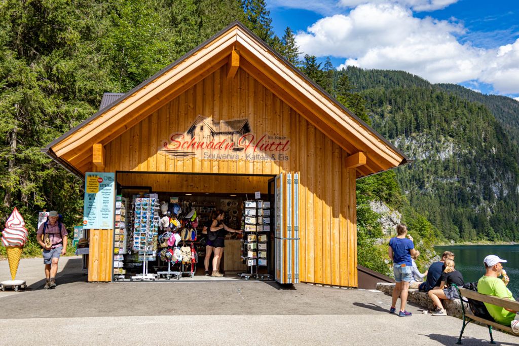 Snacks und Souvenirs am Vorderen Gosausee - Über einen Fußweg sind die weiteren Seen, der Hintere Gosausee und die temporäre Gosaulacke von hier aus erreichbar. Der Rundweg um den Vorderen Gosausee ist ungefähr viereinhalb Kilometer lang. Hier kannst Du Snacks und Getränke kaufen. - © alpintreff.de - Christian Schön Snacks und Souvenirs am Vorderen Gosausee - Über einen Fußweg sind die weiteren Seen, der Hintere Gosausee und die temporäre Gosaulacke von hier aus erreichbar. Der Rundweg um den Vorderen Gosausee ist ungefähr viereinhalb Kilometer lang. Hier kannst Du Snacks und Getränke kaufen. - © alpintreff.de - Christian Schön