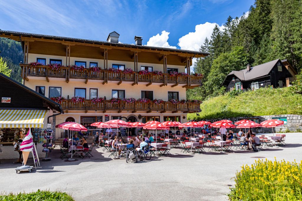 Einkehrmöglichkeiten am Vorderen Gosausee - Es gibt zwei Einkehrmöglichkeiten: Der hier abgebildete Gasthof Gosausee sowie die Seeklausalm ein paar Laufminuten entfernt. - © alpintreff.de - Christian Schön