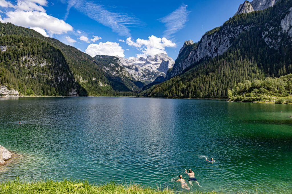 Schwimmen im Vorderen Gosausee - Der Gosausee ist bequem per Auto erreichbar, allerdings können die Parkplätze bei entsprechendem Wetter schnell knapp werden. - © alpintreff.de - Christian Schön Schwimmen im Vorderen Gosausee - Der Gosausee ist bequem per Auto erreichbar, allerdings können die Parkplätze bei entsprechendem Wetter schnell knapp werden. - © alpintreff.de - Christian Schön