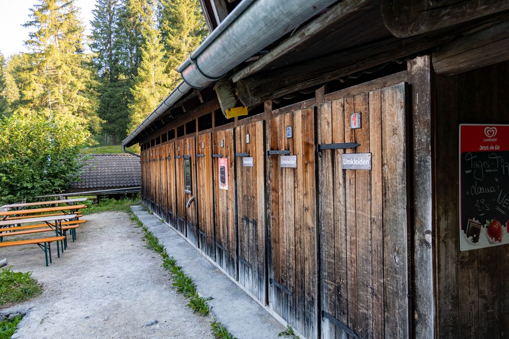 Umkleidekabinen - Die Umkleiden sind auch wildromantisch. - © alpintreff.de / christian Schön