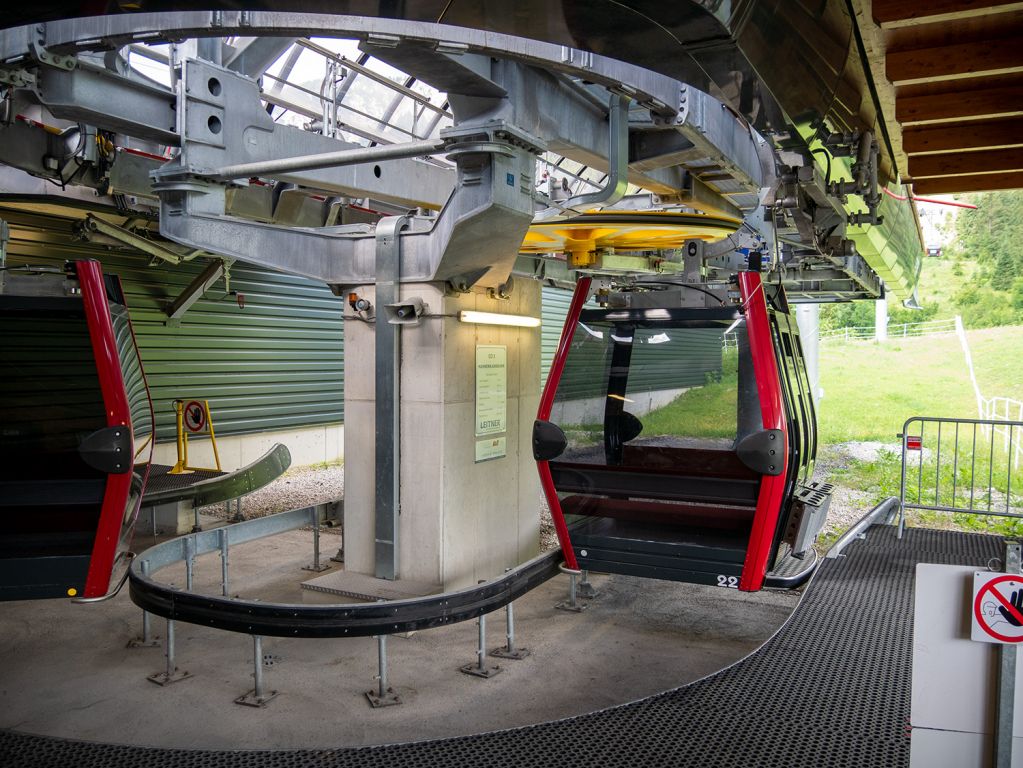 Moderne 8er Gondeln - An den modernen Gondeln der 8er Umlaufbahn zum Hahnenkamm gibt es noch nicht viel zu meckern. - © alpintreff.de / christian schön Moderne 8er Gondeln - An den modernen Gondeln der 8er Umlaufbahn zum Hahnenkamm gibt es noch nicht viel zu meckern. - © alpintreff.de / christian schön