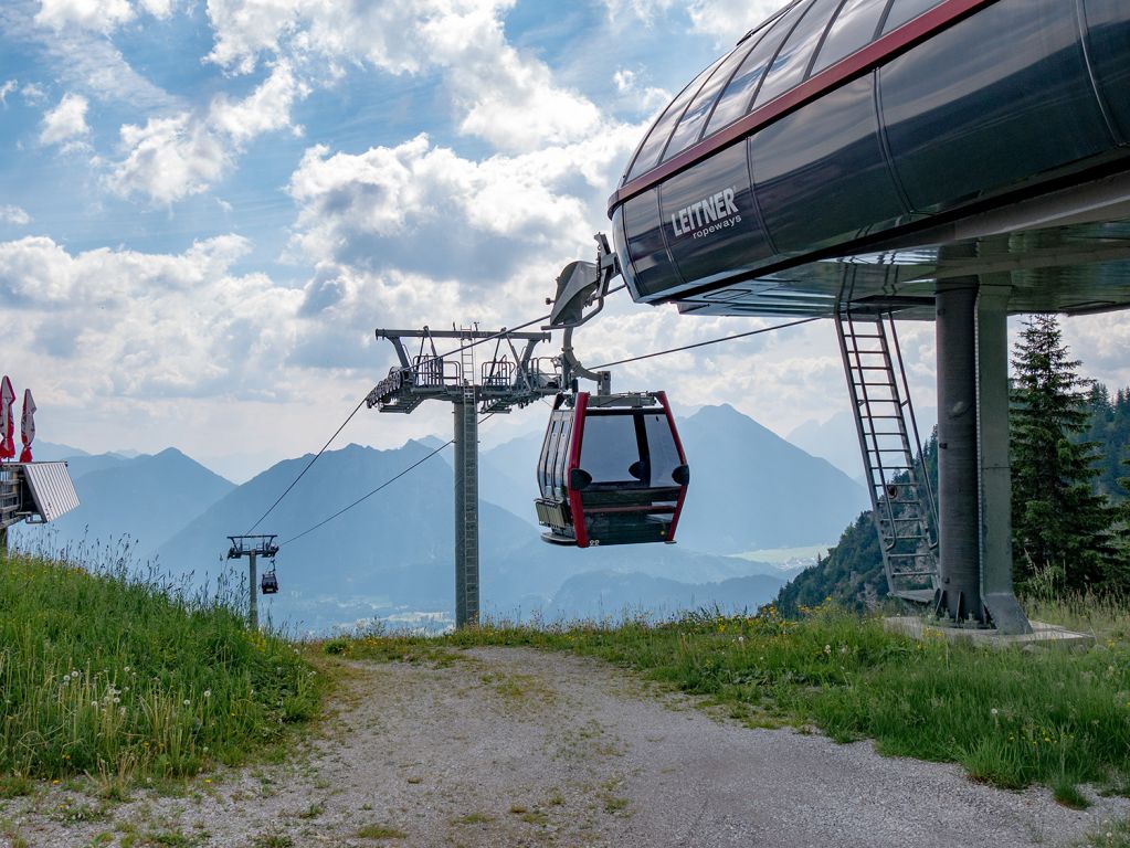 Bergstation der Hahnenkammbahn Reutte - Bergstation der Hahnenkammbahn: Die Bahn ist bis oben komplett barrierefrei. - © alpintreff.de / christian schön Bergstation der Hahnenkammbahn Reutte - Bergstation der Hahnenkammbahn: Die Bahn ist bis oben komplett barrierefrei. - © alpintreff.de / christian schön
