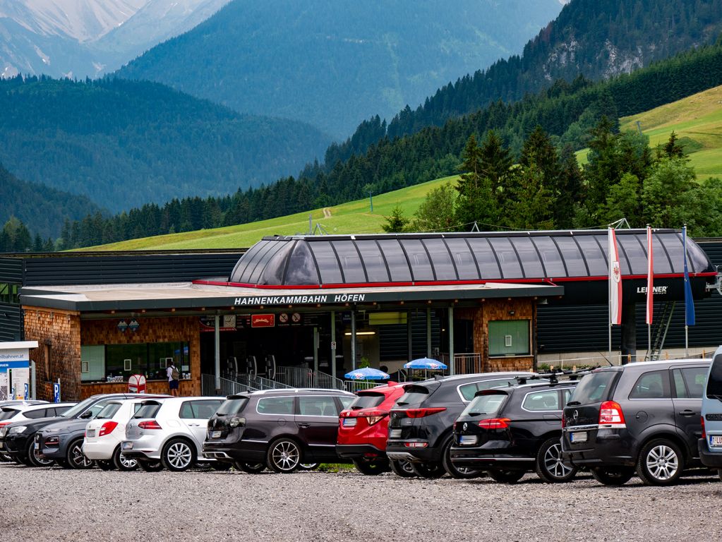 Talstation Hahnenkammbahn Reutte - Die Talstation der Hahnenkammbahn Reutte mit recht großzügigen Parkmöglichkeiten (zumindest im Sommer) - © alpintreff.de / christian schön Talstation Hahnenkammbahn Reutte - Die Talstation der Hahnenkammbahn Reutte mit recht großzügigen Parkmöglichkeiten (zumindest im Sommer) - © alpintreff.de / christian schön
