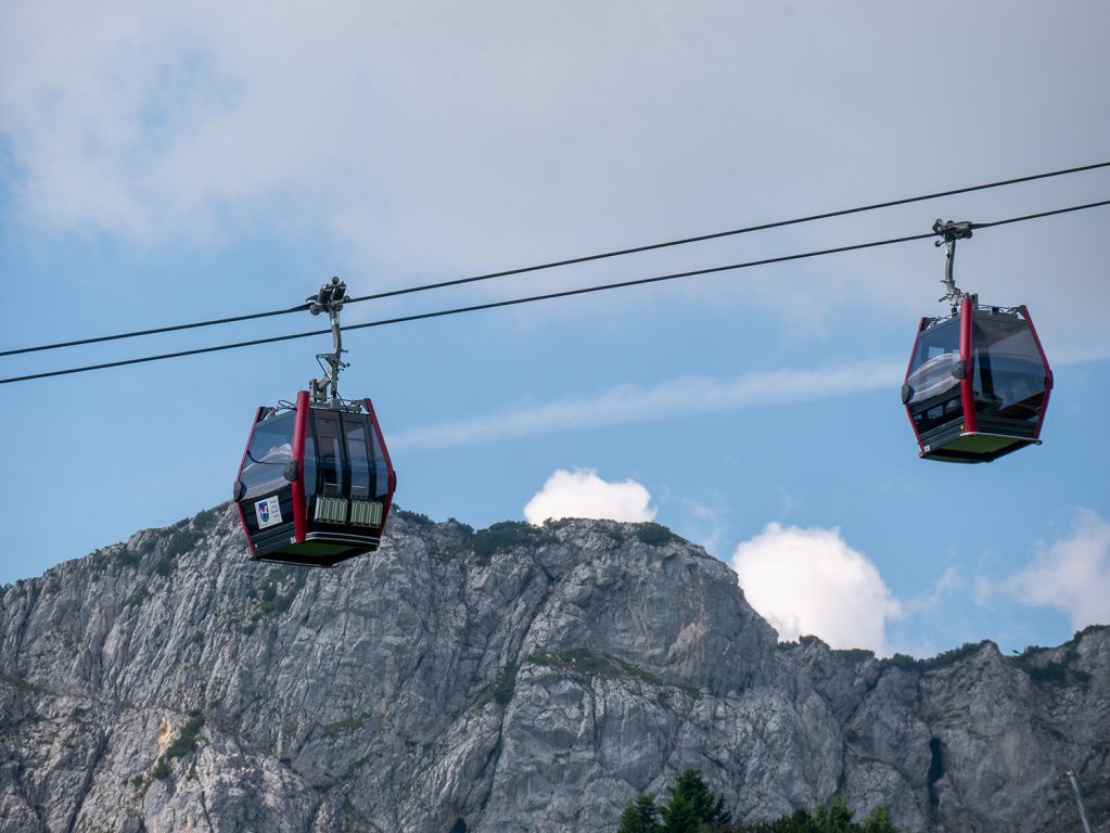 Hahnenkammbahn vor schroffer Kulisse - Sehenswert: Hahnenkammbahn mit Hintergrundkulisse im oberen Streckenbereich. - © alpintreff.de / christian schön