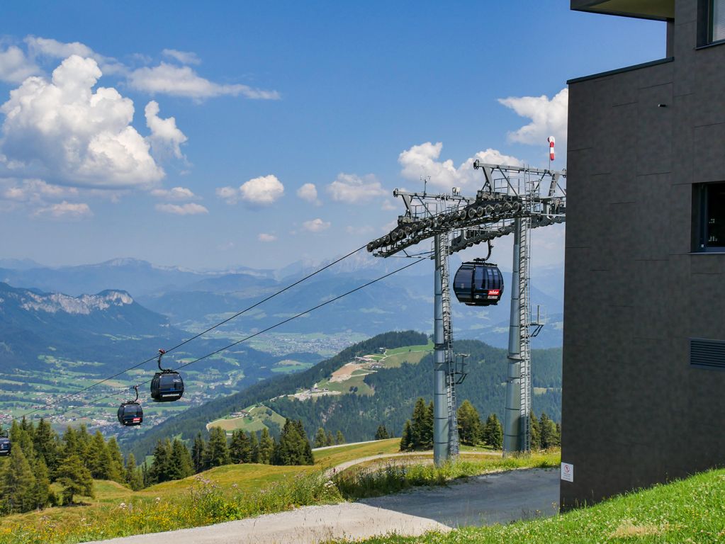 Bergstation Hartkaiserbahn - Oben angekommen präsentiert sich ein Blick bis weit über Kitzbühel und St. Johann. - © alpintreff.de / christian schön