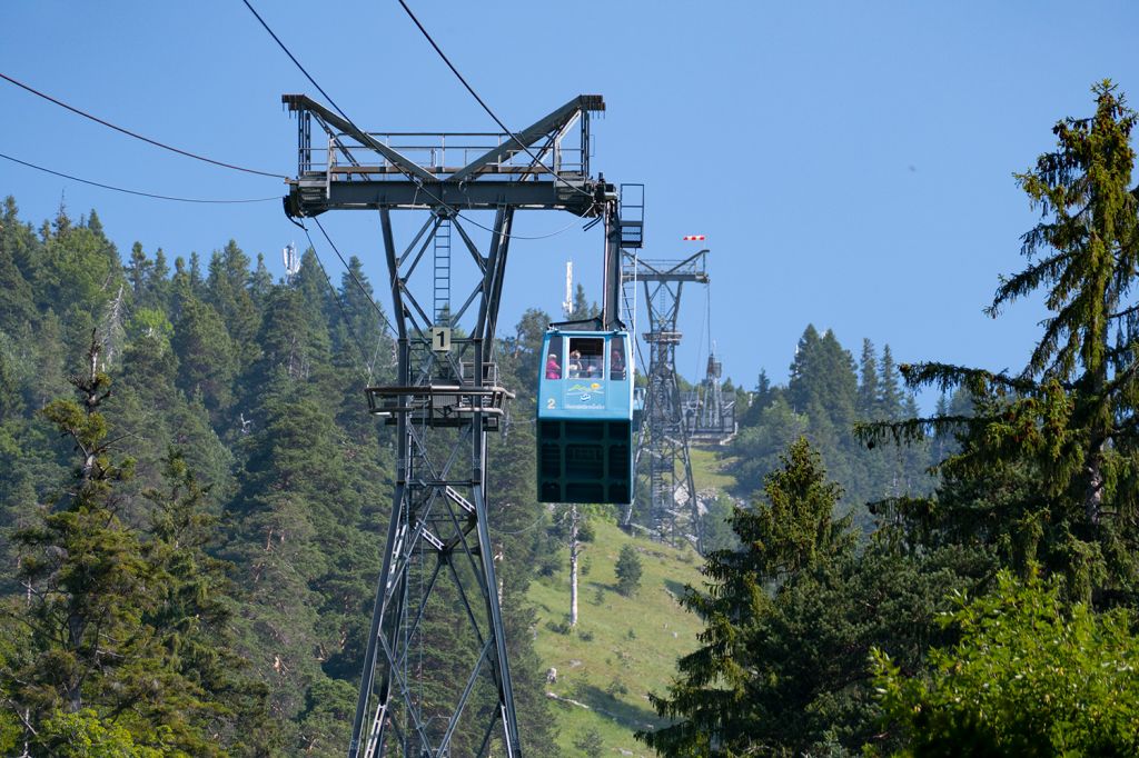 Herzogstandbahn am Walchensee - Mit der Gondel geht es bequem hoch von 809 bis 1.600 Meter. Oben gibt es unter anderem das Berggasthaus Herzogstand auf 1.575 Metern nach leichtem Fußweg. - © alpintreff.de / christian Schön