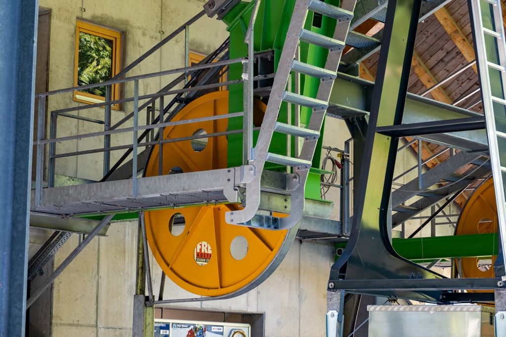 Herzogstandbahn - Umlenkscheiben Zugseil - Mit diesen Umlenkscheiben wird das Zugseil der Seilbahn zum Antrieb umgeleitet. - © alpintreff.de / christian Schön Herzogstandbahn - Umlenkscheiben Zugseil - Mit diesen Umlenkscheiben wird das Zugseil der Seilbahn zum Antrieb umgeleitet. - © alpintreff.de / christian Schön