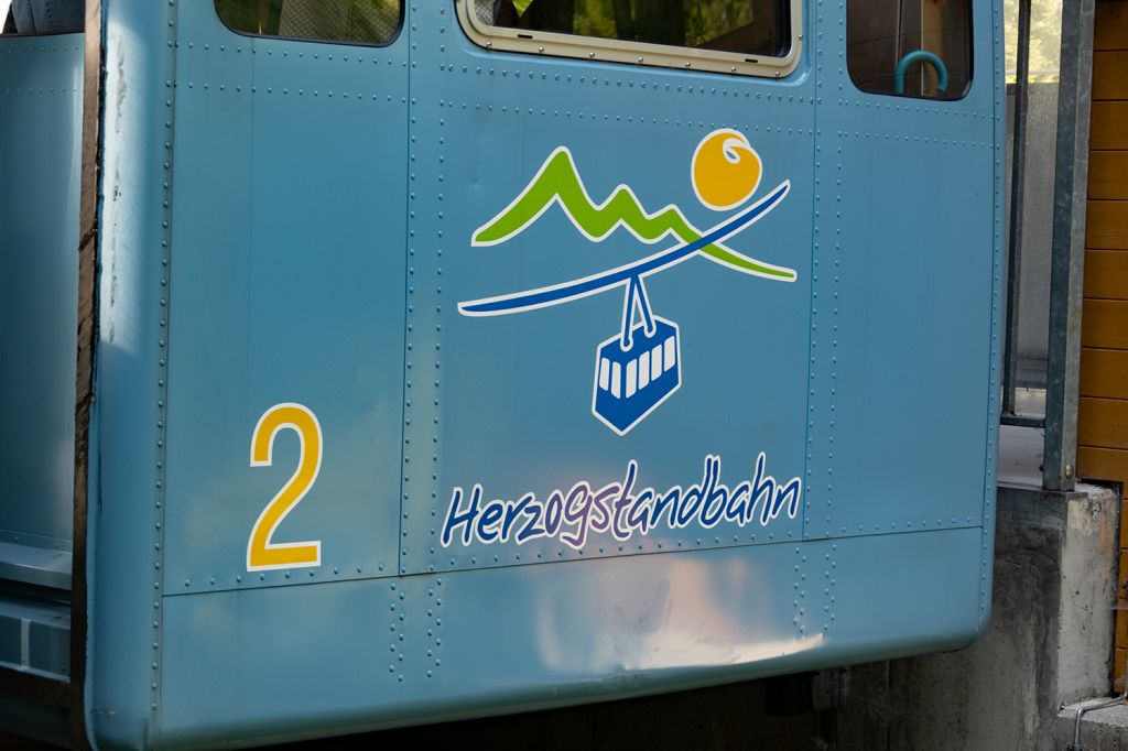 Herzogstandbahn am Walchensee - Kabine - Logo im Detail. - © alpintreff.de / christian Schön Herzogstandbahn am Walchensee - Kabine - Logo im Detail. - © alpintreff.de / christian Schön