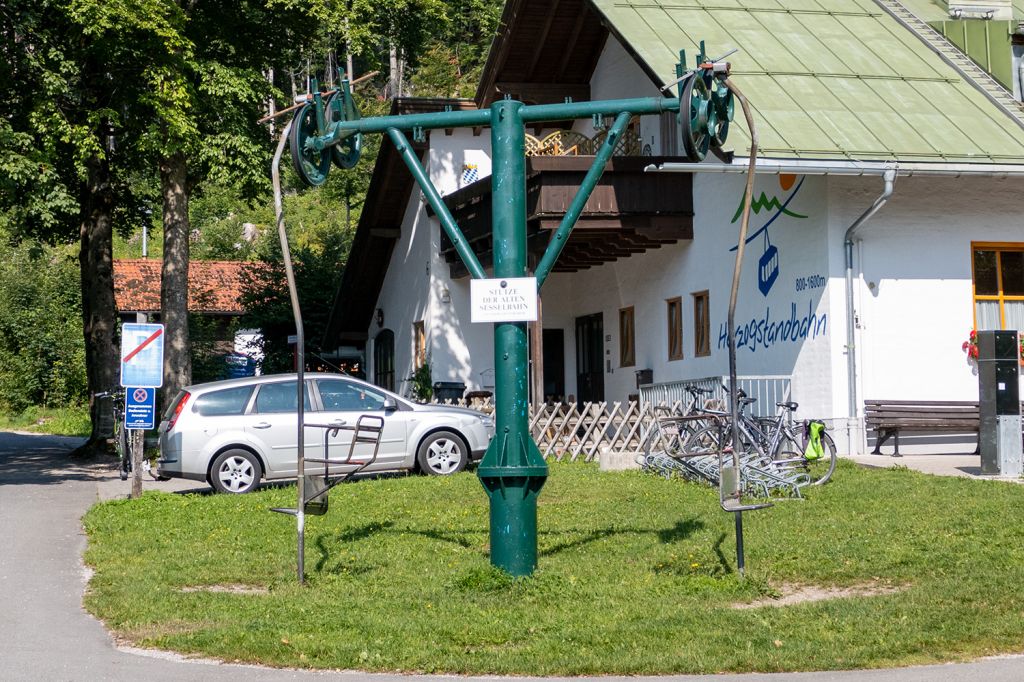 Herzogstandbahn am Walchensee - Eine Stütze der ursprünglichen Sesselbahn (Einersessel) steht noch vor der Talstation. - © alpintreff.de / christian Schön Herzogstandbahn am Walchensee - Eine Stütze der ursprünglichen Sesselbahn (Einersessel) steht noch vor der Talstation. - © alpintreff.de / christian Schön