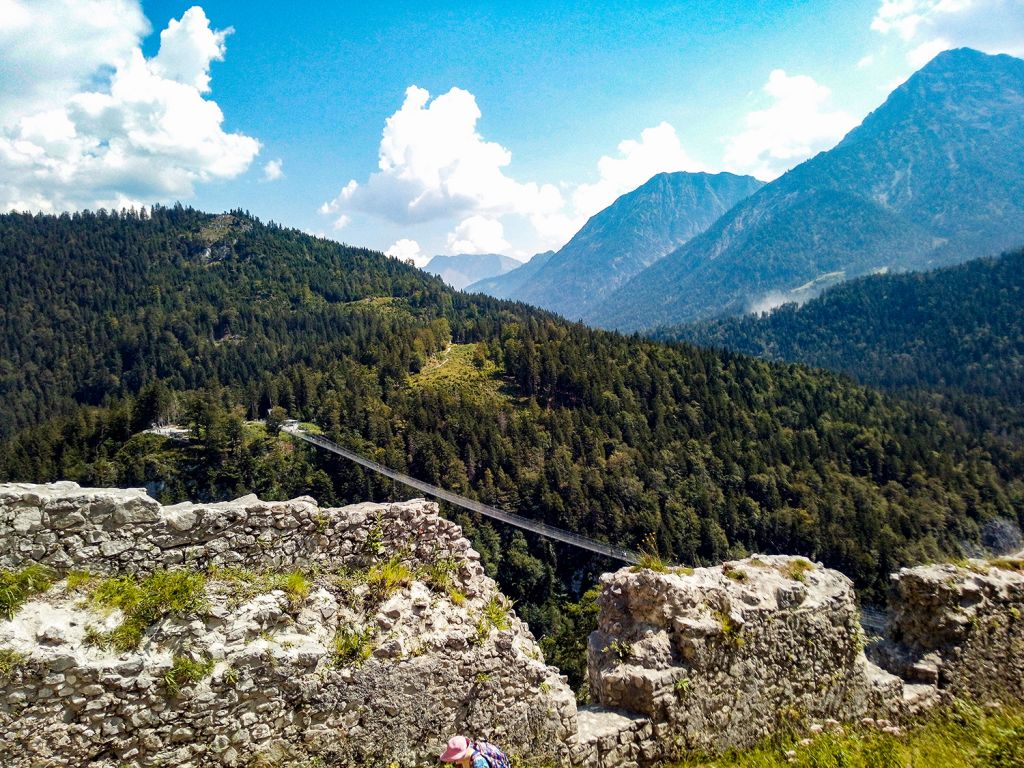 Blick von oben - Eine ganz besondere Perspektive der Hängebrücke. - © <a href="https://papa-wanderwolle.jimdofree.com/2020/10/06/burgenrunde-auf-dem-ehrenberg/" target="_blank">Wolfgang Berres auf papa.wanderwolle</a> Blick von oben - Eine ganz besondere Perspektive der Hängebrücke. - © <a href="https://papa-wanderwolle.jimdofree.com/2020/10/06/burgenrunde-auf-dem-ehrenberg/" target="_blank">Wolfgang Berres auf papa.wanderwolle</a>