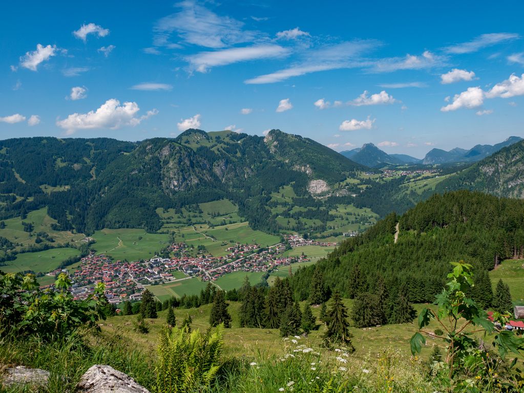 Hornbahn Bad Hindelang - Für alle, die etwas mehr Zeit mitbringen, gibt es wunderbare Ausblicke zum Beispiel über Bad Hindelang (Mitte) und Oberjoch (rechts). - © alpintreff.de / christian Schön Hornbahn Bad Hindelang - Für alle, die etwas mehr Zeit mitbringen, gibt es wunderbare Ausblicke zum Beispiel über Bad Hindelang (Mitte) und Oberjoch (rechts). - © alpintreff.de / christian Schön