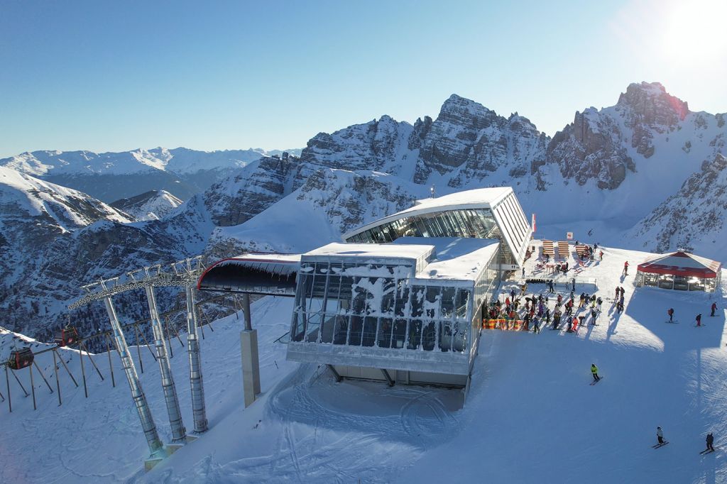 Die Bergstation der Hoadlbahn II - Links am Hoadl Haus stand bis zur letzten Saison nur die Bergstation des Doppelsessels Hoadl II. Jetzt ist das Gebäude deutlich größer. Unter der neuen Gondelbahn durch sieht man natürlich auch die Strecke der Olypiabahn. - © Axamer Lizum GmbH