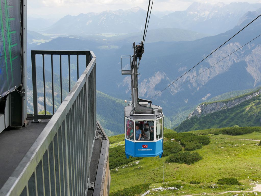 Hochalmbahn Garmisch-Partenkirchen - Einfacht der Gondel in die Bergstation. - © alpintreff.de / christian Schön Hochalmbahn Garmisch-Partenkirchen - Einfacht der Gondel in die Bergstation. - © alpintreff.de / christian Schön