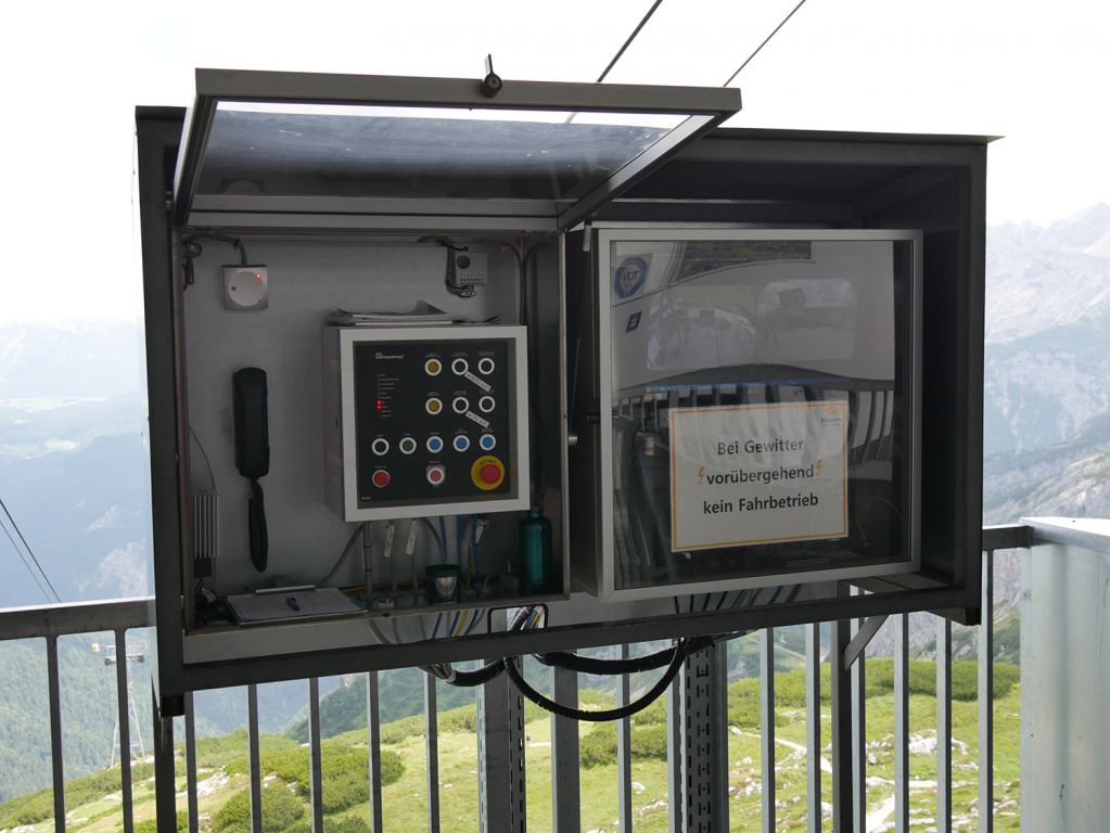Hochalmbahn Garmisch-Partenkirchen - Die Selbstfahrerbahn wird oben von der Bergstation per Video überwacht. Für die 70er eine echte Innovation. - © alpintreff.de / christian Schön Hochalmbahn Garmisch-Partenkirchen - Die Selbstfahrerbahn wird oben von der Bergstation per Video überwacht. Für die 70er eine echte Innovation. - © alpintreff.de / christian Schön