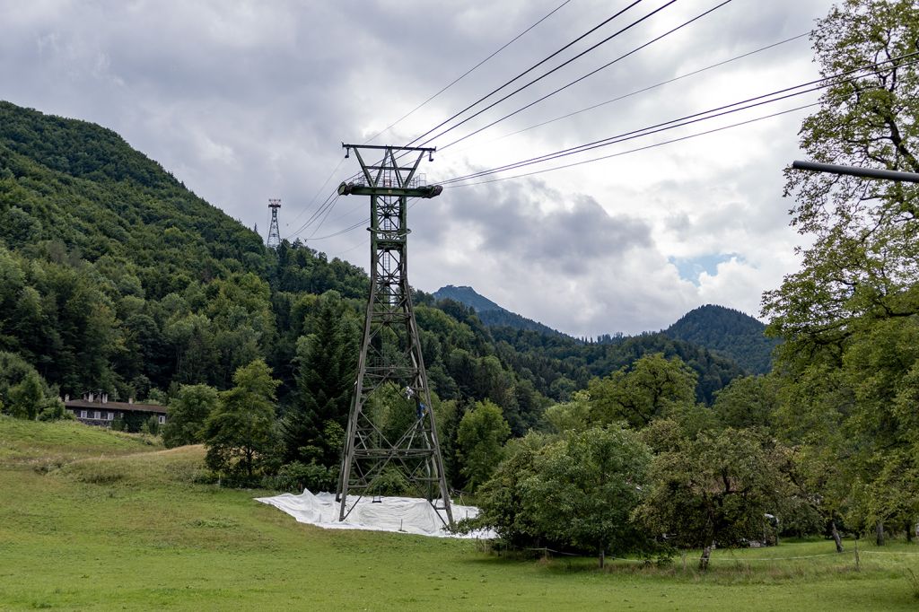 Zwei Sektionen der Hochfelln Seilbahn - Weiter hoch führt die Hochfelln Seilbahn II, die fast direkt am Gipfel des Hochfelln auf 1.674 Meter Seehöhe die Bergstation hat. - © alpintreff.de - Christian Schön