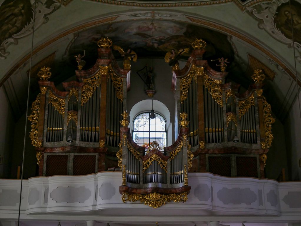 Neue Orgel in Hopfgarten - Die barocke Orgel der Pfarrkirche stammt erst aus dem Jahr 1998, ist also in Orgelbaumaßstäben nahezu flammneu. Sie stammt aus dem Orgelbau Metzler in der Schweiz. Das barocke Gehäuse stammt vom regionalen Tischler aus Itter. - © alpintreff.de / christian schön Neue Orgel in Hopfgarten - Die barocke Orgel der Pfarrkirche stammt erst aus dem Jahr 1998, ist also in Orgelbaumaßstäben nahezu flammneu. Sie stammt aus dem Orgelbau Metzler in der Schweiz. Das barocke Gehäuse stammt vom regionalen Tischler aus Itter. - © alpintreff.de / christian schön