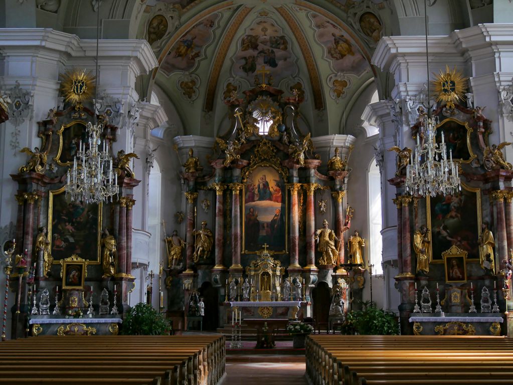 Pfarrkirche Hopfgarten - Ein Besuch der Pfarrkirche in Hopfgarten lohnt sich definitiv. Hier der Blick in den Altarraum der Kirche aus dem hinteren Bereich des Kirchenschiffes. - © alpintreff.de / christian schön