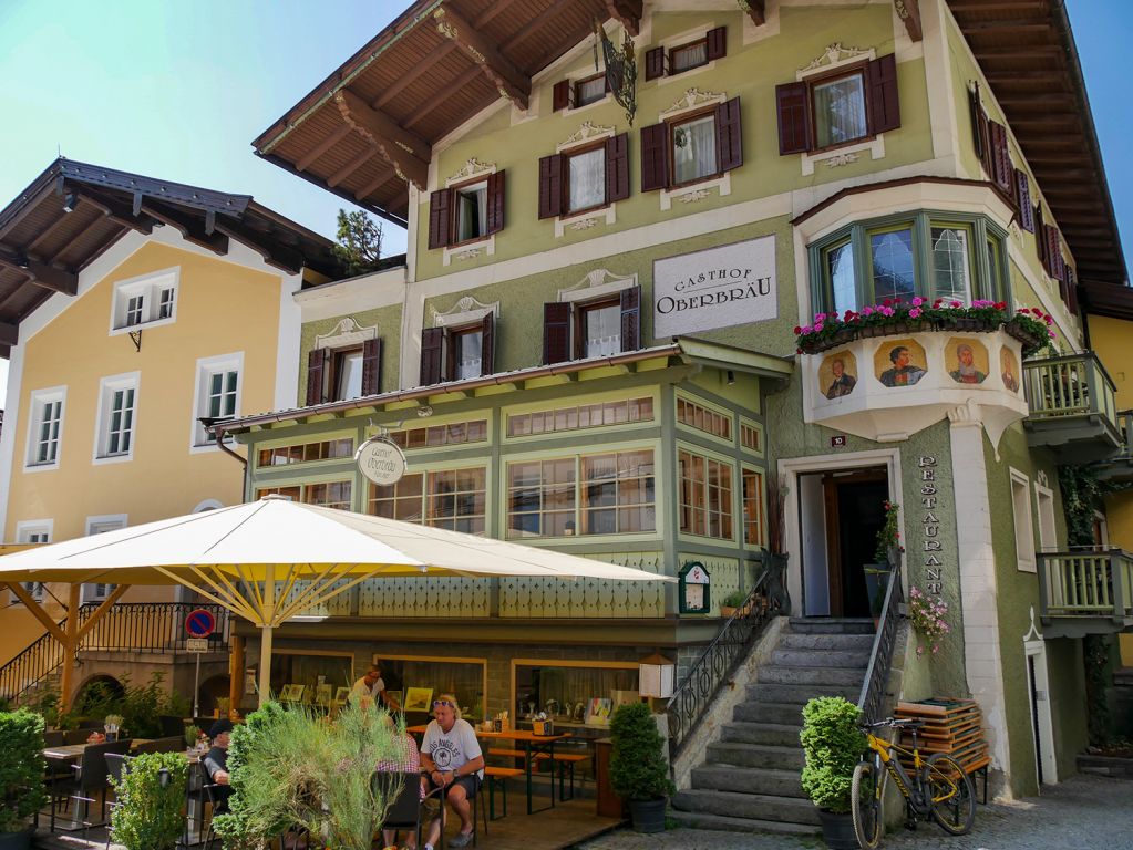 Restaurants in Hopfgarten - Eine Reihe von Restaurants locken mit verführerischen Speisen und Tränken. Am Besuchstag war allerdings gerade viel durch Veranstaltungszelte abgesperrt, so dass wir nicht alles fotografieren konnten. - © alpintreff.de / christian schön