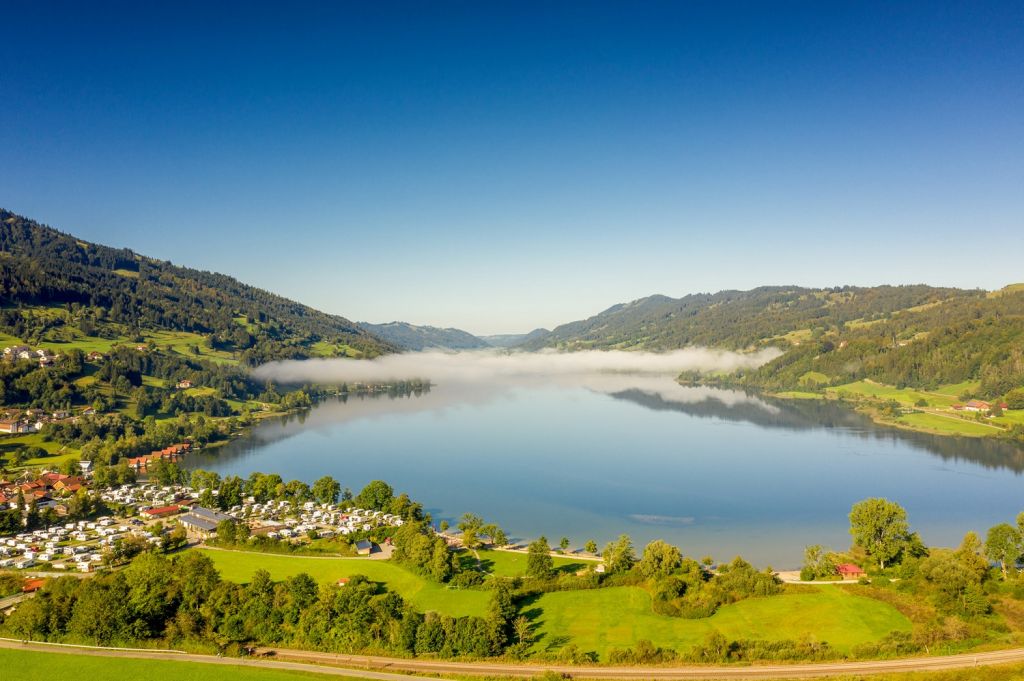 Weite - Der Große Alpsee ist mit seinen 2,5 km² der größte Natursee im Allgäu. Seine maximale Tiefe beträgt 22 Meter. - © Loc Hoang Weite - Der Große Alpsee ist mit seinen 2,5 km² der größte Natursee im Allgäu. Seine maximale Tiefe beträgt 22 Meter. - © Loc Hoang