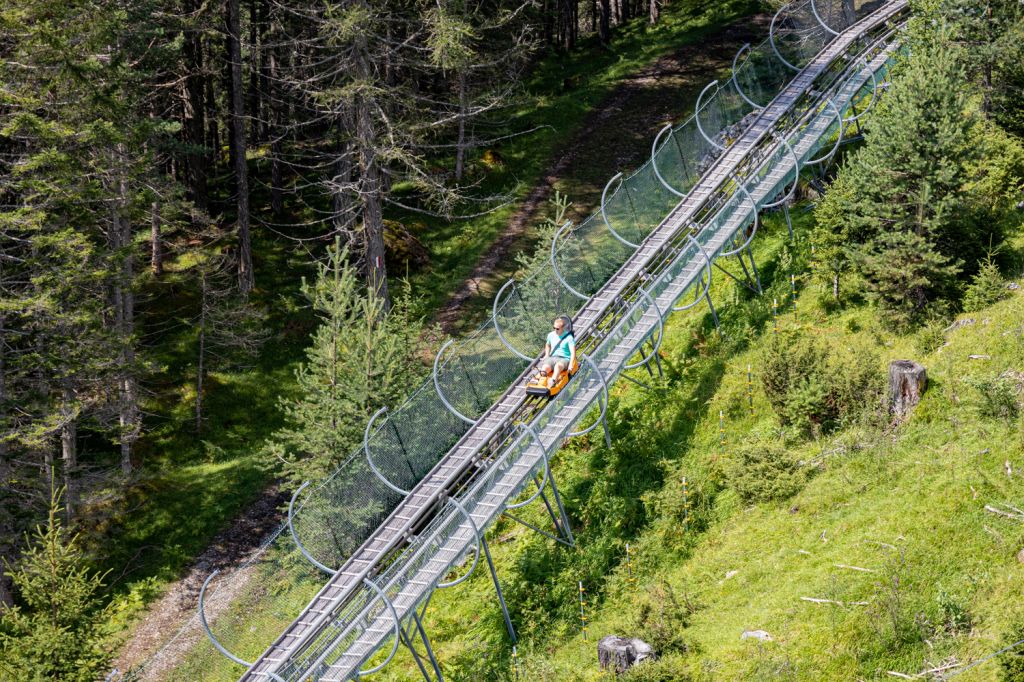 Alpine Coaster - Imst - Tirol - Bilder - Alpine Coaster sind auf zwei Schienen geführt, was sie so sicher macht, dass sie sogar im Winter einsetzbar sind. - © alpintreff.de - Christian Schön Alpine Coaster - Imst - Tirol - Bilder - Alpine Coaster sind auf zwei Schienen geführt, was sie so sicher macht, dass sie sogar im Winter einsetzbar sind. - © alpintreff.de - Christian Schön
