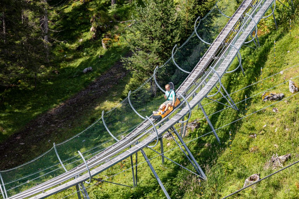 Alpine Coaster - Imst - Tirol - Bilder - Über 3,5 Kilometer und 500 Höhenmeter legst Du dabei zurück - über Wellen, Jumps, einen 450-Grad-Kreisel und jede Menge Kurven. - © alpintreff.de - Christian Schön