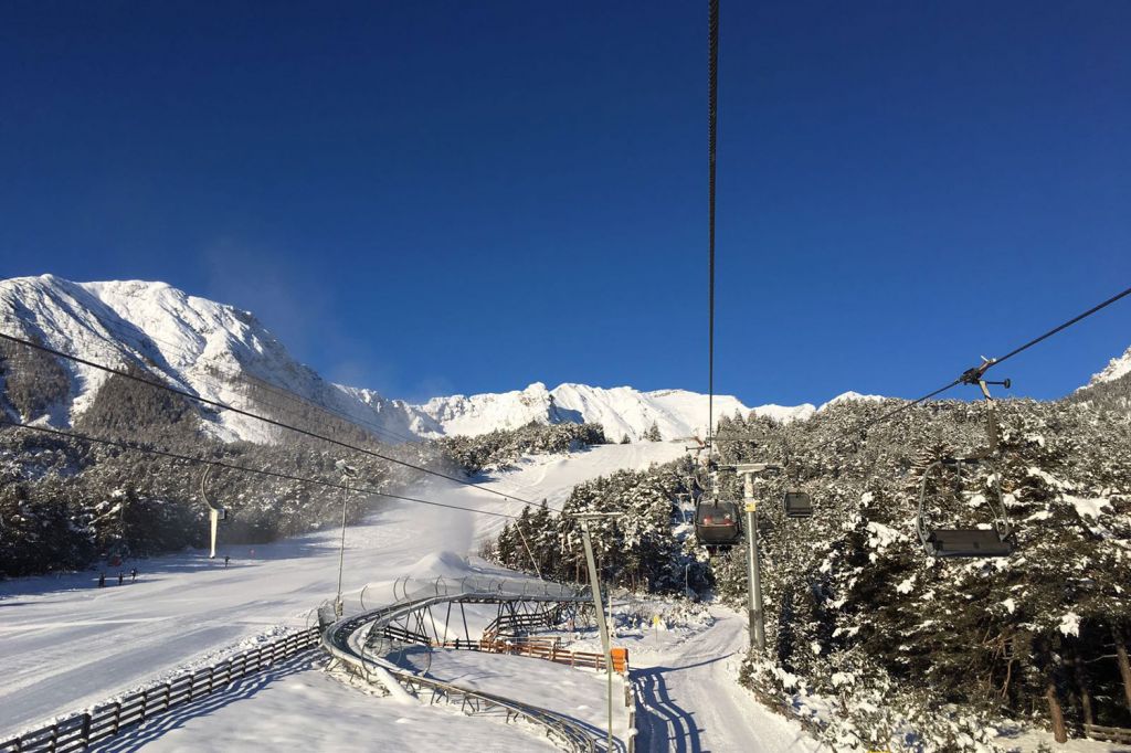 Über dem Alpine Coaster - Die Sesselbahn stammt aus dem Jahr 1995. 2021 ist ihr letztes Betriebsjahr.  - © Imst Tourismus
