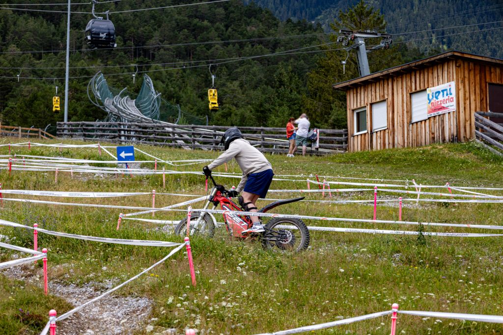 E-Trial - Hoch-Imst - Imst - Bilder - Die Eignung derr Altersklasse richtet sich nach der Körpergröße, Erfahrungen auf dem Fahrrad sind sehr vorteilhaft. Ältere dürfen natürlich auch fahren. - © alpintreff.de - Christian Schön