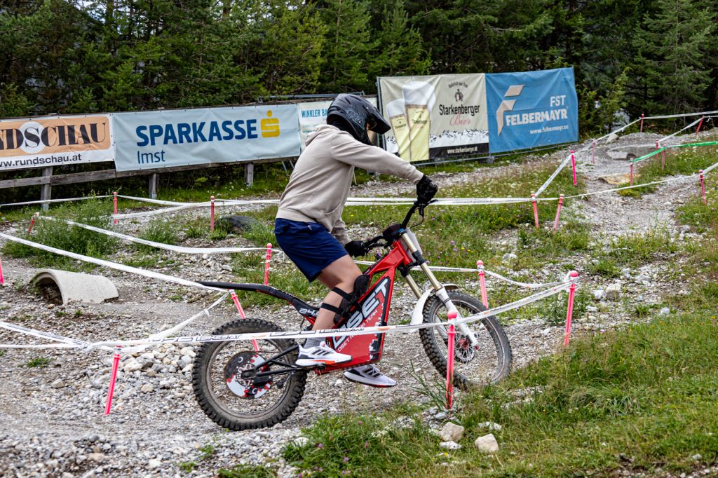 E-Trial - Hoch-Imst - Imst - Bilder - E-Trials sind strombetriebene kleine Motorräder, mit denen schon Kinder ab sieben Jahren einen Parcours befahren können.  - © alpintreff.de - Christian Schön