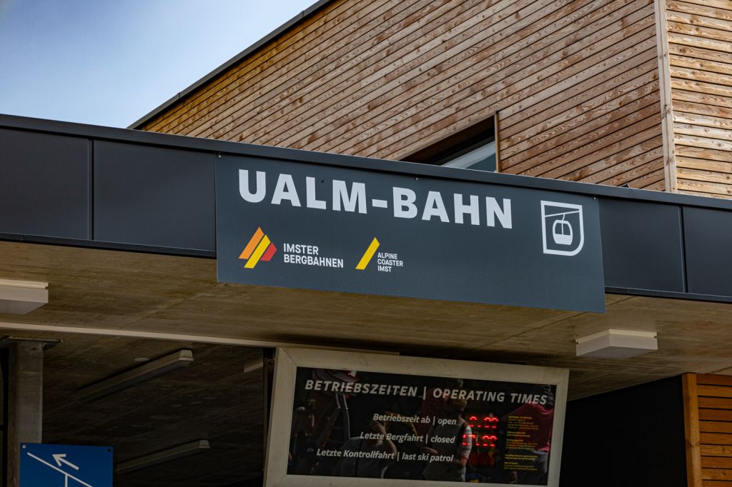 UALM-Bahn - Hoch-Imst - Imst - Bilder - Ursprünglich sollte die Bahn auch Untermarkter Alm Bahn heißen, aber mittlerweile ist sie komplett mit dem Namen UALM-Bahn beschriftet.  - © alpintreff.de - Christian Schön
