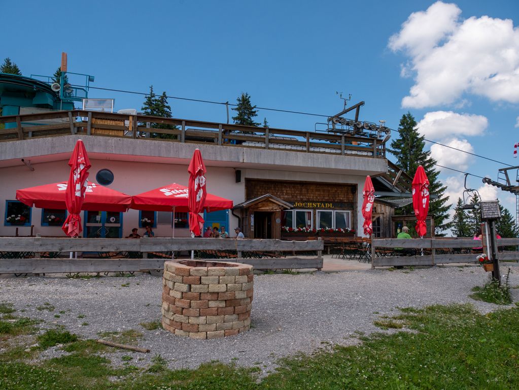 Einkehr im Jochstadl - Direkt an der Bergstation der Wannenjochbahn kann man im Jochstadl einkehren. - © alpintreff.de / christian schön