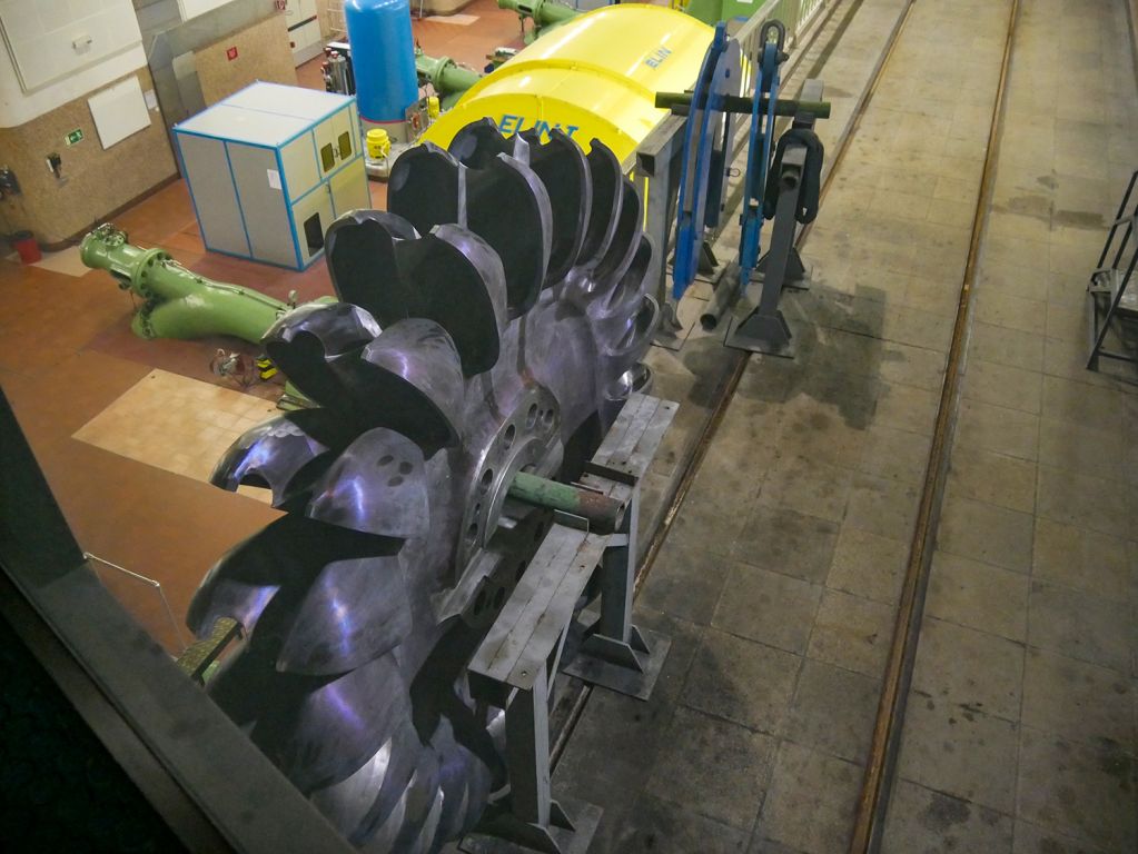 Schaufelrad einer Peltonturbine - Ein ausgebautes Turbinenrad einer Peltonturbine. - © alpintreff.de / christian Schön