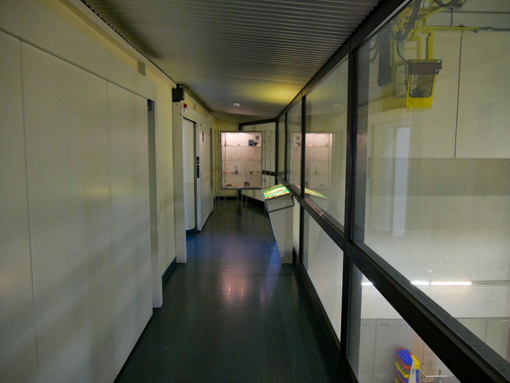 Infozentrum Kraftwerk Kaprun - Im Infozentrum des Kraftwerks gibt es zum einen den Blick in die Turbinenhalle, zum anderen eine Informationssammlung sowie ein Kino mit etwa 10 Infofilmen vom Bau der Hauptstufe bis zu dem neuen Kraftwerk Limberg II. - © alpintreff.de / christian Schön Infozentrum Kraftwerk Kaprun - Im Infozentrum des Kraftwerks gibt es zum einen den Blick in die Turbinenhalle, zum anderen eine Informationssammlung sowie ein Kino mit etwa 10 Infofilmen vom Bau der Hauptstufe bis zu dem neuen Kraftwerk Limberg II. - © alpintreff.de / christian Schön