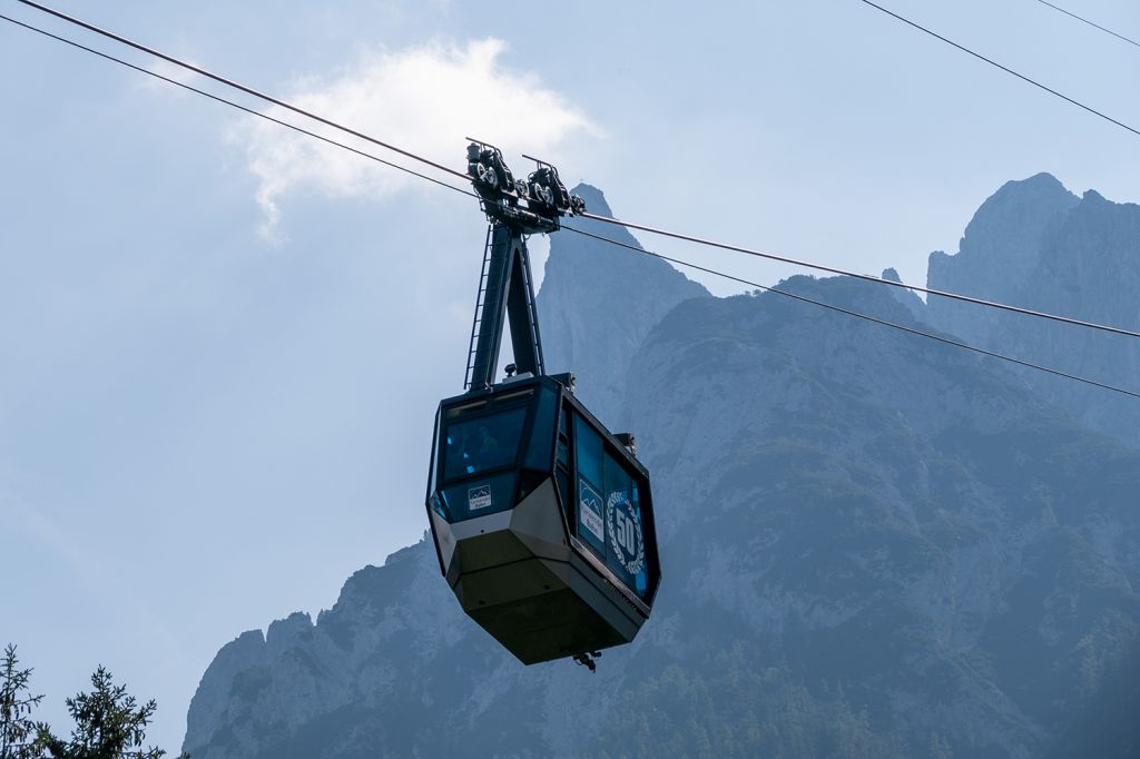 Karwendelbahn Mittenwald - Obgleich die Bergstation um etwa 700 Meter unterhalb der Seilbahn auf die Zugspitze liegt, ist der Anblick des Karwendelmassivs kaum weniger beeindruckend. - © alpintreff.de / christian Schön Karwendelbahn Mittenwald - Obgleich die Bergstation um etwa 700 Meter unterhalb der Seilbahn auf die Zugspitze liegt, ist der Anblick des Karwendelmassivs kaum weniger beeindruckend. - © alpintreff.de / christian Schön