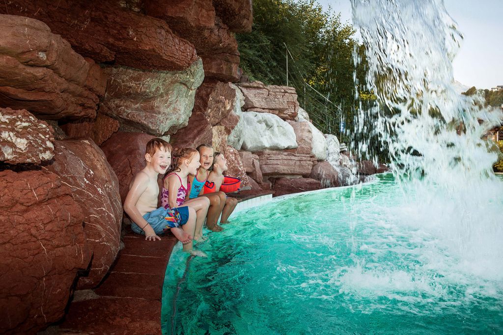 Watzmann Therme - Berchtesgaden - Natürlich genießen auch die Kinder im Solebecken, hier unter einem kleinen Wasserfall. - © Watzmann Therme Watzmann Therme - Berchtesgaden - Natürlich genießen auch die Kinder im Solebecken, hier unter einem kleinen Wasserfall. - © Watzmann Therme