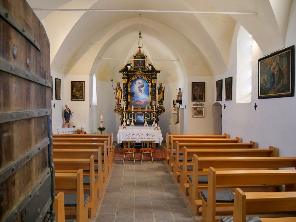 Kirche auf der Hohen Salve: Innen - An unserem Besuchstag fand hier direkt mal eine Hochzeit statt. Der Sektempfang war dann direkt gegenüber im Restaurant auf der Terrasse aufgebaut. Ich kann mir schlimmere Locations vorstellen. - © alpintreff.de / christian schön