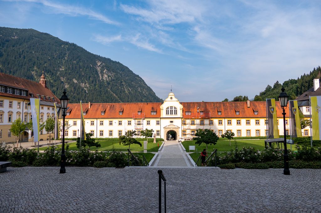 Kloster Ettal - Am Ausgang können wir noch einmal den wunderbaren Sonnenaufgang im Klosterhof betrachten. - © alpintreff.de / christian Schön