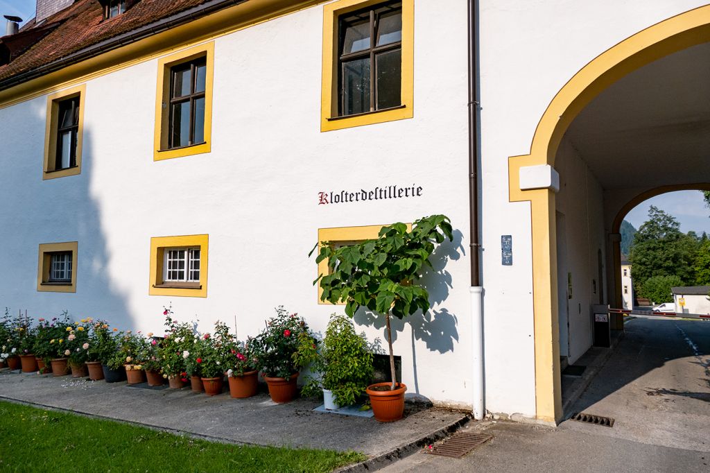 Kloster Ettal - Klosterdestillerie - Wer um das Kloster herumgeht, der kommt unweigerlich auch an der Klosterdestillerie vorbei. Diese produziert zahlreiche Liqueure mit bis zu 45 Umdrehungen. Auch Weine werden übrigens im Namen des Klosters vertrieben. - © alpintreff.de / christian Schön