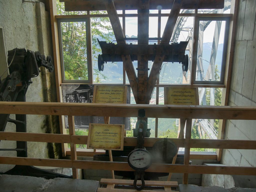 Kreuzeckbahn Garmisch-Partenkirchen - In der Bergstation ist noch ein kleines Museum im Einfahrtsbereich der alten Bahn untergebracht. - © alpintreff.de / christian Schön Kreuzeckbahn Garmisch-Partenkirchen - In der Bergstation ist noch ein kleines Museum im Einfahrtsbereich der alten Bahn untergebracht. - © alpintreff.de / christian Schön