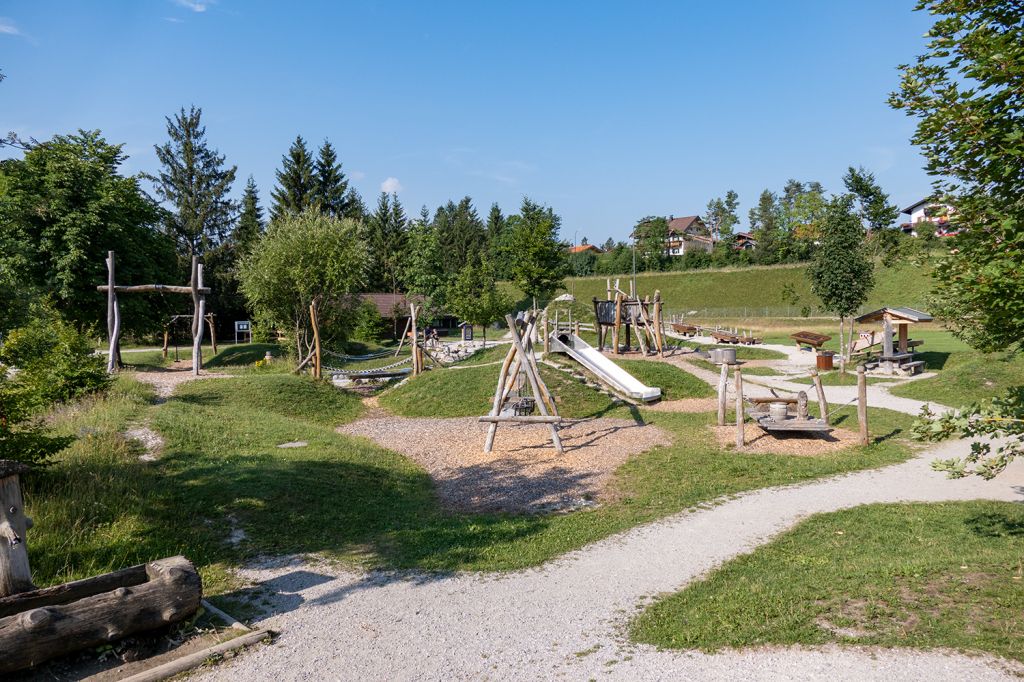 Krün - Flößerspielplatz - Eine Attraktion für Familien mit Kindern ist in jedem Fall der Flößerspielplatz. Der liegt benachbart zu den Tennisplätzen an der Grundschule. Hier können Kinder sich auch länger beschäftigen. - © alpintreff.de / christian Schön