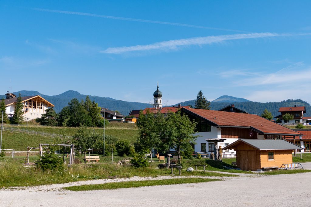 Krün - Krün ist ein guter Ort, um gemütlich zu Wohnen, wenn man mit dem Auto flexibel ist.  Einen ganzen Urlaub ohne Fahrten wie zum Walchensee, nach Garmisch oder Mittenwald, würden wir eher nicht dort verbringen. - © alpintreff.de / christian Schön