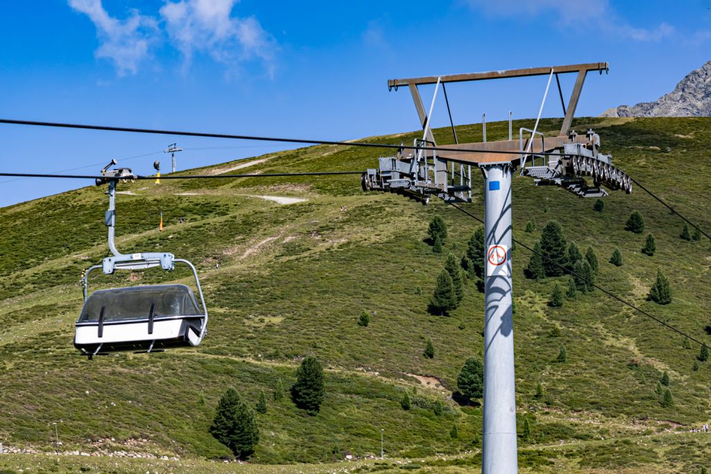 Dreiseenbahn - Kühtai in Tirol - Bilder 2022 - Die kuppelbare, schnelle 4er-Sesselbahn hat Gondeln mit Wetterschutz. - © alpintreff.de - Christian Schön
