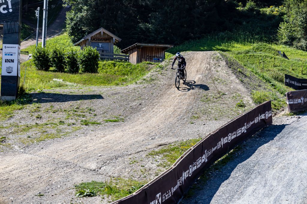 The EPIC Bikepark - Leogang - Bilder - Viele Biketrails in allen Schwierigkeitsstufen, einen Pumptrack, eine Übungs-Arena mit zahlreichen kurzen Lines und Förderband, eine Bikeschule sowie ein Bikeverleih zählen zum reichhaltigen Angebot. - © alpintreff.de - Christian Schön The EPIC Bikepark - Leogang - Bilder - Viele Biketrails in allen Schwierigkeitsstufen, einen Pumptrack, eine Übungs-Arena mit zahlreichen kurzen Lines und Förderband, eine Bikeschule sowie ein Bikeverleih zählen zum reichhaltigen Angebot. - © alpintreff.de - Christian Schön