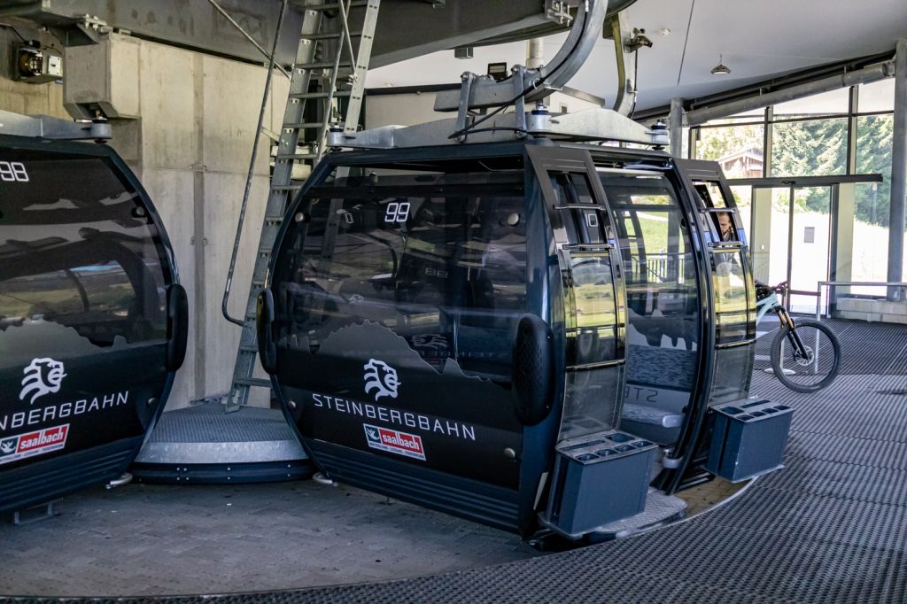 Steinbergbahn - Leogang - Bilder - Wie auch die Asitzbahn  führt die Steinbergbahn in zwei Sektionen auf den Asitz. Die Bergstationen der beiden Gondelbahnen liegen direkt nebeneinander.  - © alpintreff.de - Christian Schön