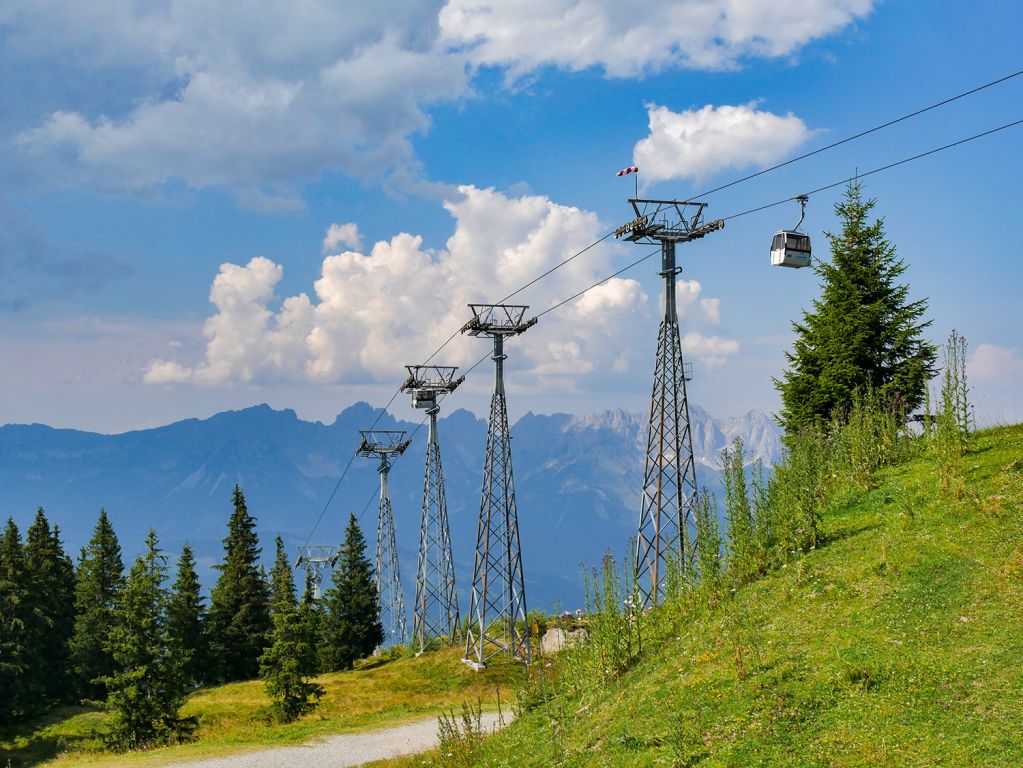 Markantes Erkennungsmerkmal: Stützen am Berg - Die Konstruktion der oberen Stützen war wohl das markanteste Erkennungsmerkmal der Fleckalmbahn. - © alpintreff.de / christian schön Markantes Erkennungsmerkmal: Stützen am Berg - Die Konstruktion der oberen Stützen war wohl das markanteste Erkennungsmerkmal der Fleckalmbahn. - © alpintreff.de / christian schön
