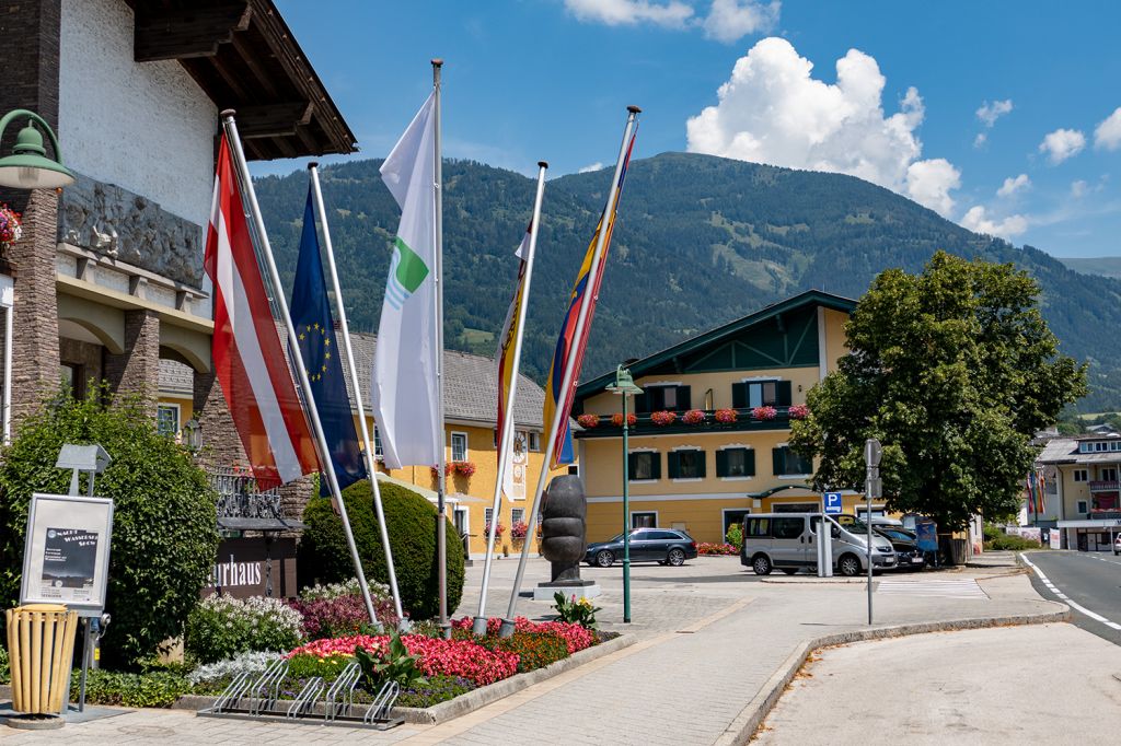 Millstätter See - Der Ortskern von Seeboden liegt ein wenig ab vom See. Hier am Kulturhaus. - © alpintreff.de / christian Schön Millstätter See - Der Ortskern von Seeboden liegt ein wenig ab vom See. Hier am Kulturhaus. - © alpintreff.de / christian Schön