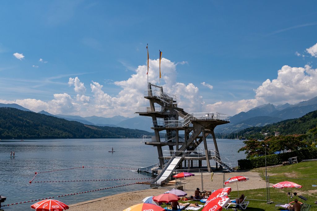 Millstätter See - Etwa in der Mitte des Sees liegt Millstatt. Eins der Wahrzeichen ist der Sprungturm, der allerdings zum Aufnahmezeitpunkt 2019 gesperrt ist, da sanierungsbedürftig. Ein EU Förderprojekt läuft aber an. - © alpintreff.de / christian Schön