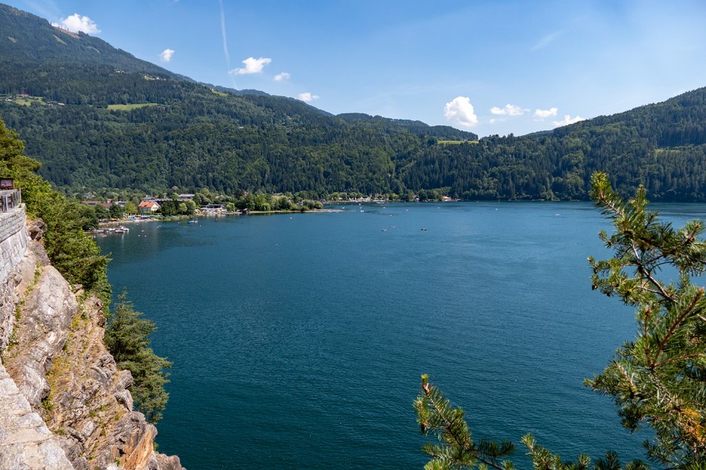 Millstätter See - Das Gesicht des Sees verändert sich bereits kurz hinter Millstatt. Vorbei ist es mit der relativ weiten Ebene. Schroffe Felsen kommen dann gerne mal zum Vorschein. - © alpintreff.de / christian Schön Millstätter See - Das Gesicht des Sees verändert sich bereits kurz hinter Millstatt. Vorbei ist es mit der relativ weiten Ebene. Schroffe Felsen kommen dann gerne mal zum Vorschein. - © alpintreff.de / christian Schön